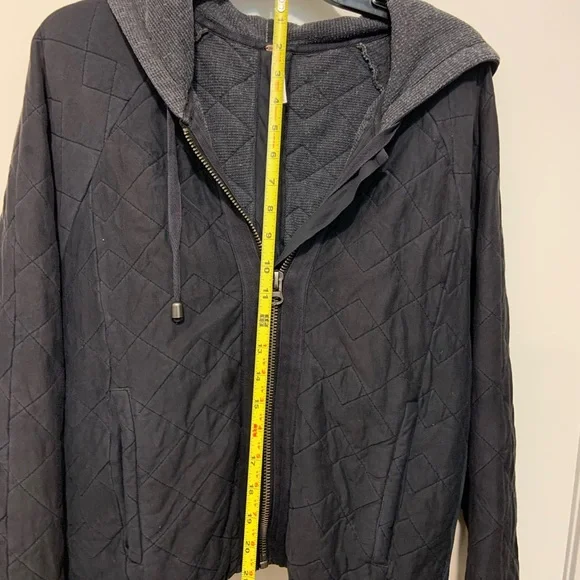 Free People Women’s (Medium) Black Quilted Jacket with Hood and zipper back. - Picture 10 of 11